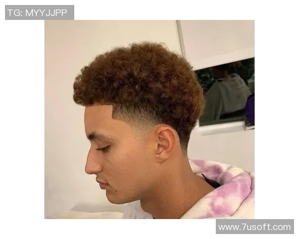 足球场上的风采与魅力明星们的独特发型与踢球技巧结合的完美演绎 足球场上的风采与魅力明星们的独特发型与踢球技巧结合的完美演绎