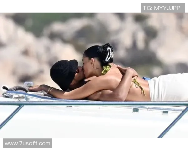 足球明星赛后甜蜜时刻与女友亲密拥抱感动全场观众 足球明星赛后甜蜜时刻与女友亲密拥抱感动全场观众