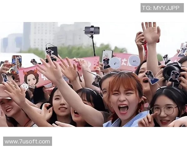 足球明星与女粉丝的甜蜜互动揭示了偶像崇拜背后的温暖故事 足球明星与女粉丝的甜蜜互动揭示了偶像崇拜背后的温暖故事